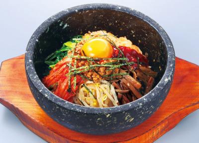 黒色の丸い容器に色とりどりの食材が入ったビビンバの写真