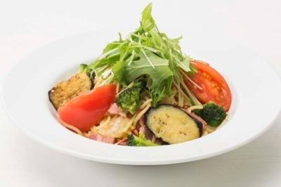 白色のお皿にナスとトマトがのったパスタの写真