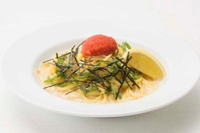 真ん中に明太子と刻み海苔のかかったクリームパスタの写真