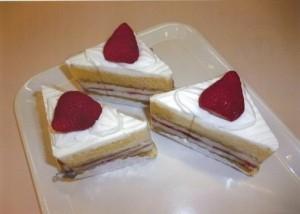 四角い皿の上に3つのイチゴショートケーキが乗った写真