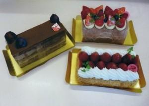 チョコレートケーキ、ケーキの上にイチゴと生クリームがぎっしり並んでデコレーションされたケーキ、イチゴとベリーが乗ったケーキの写真