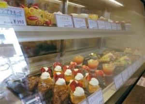2段になっているショーケース内に種類豊富に並ぶショートケーキの写真