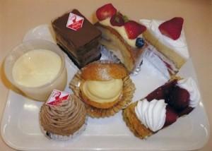 白い四角い皿に乗った7種類のショートケーキの写真