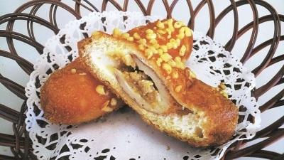 揚げパンの中に竹輪が入っているトマト揚げパンの写真