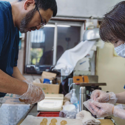 利久庵の手作りこし餡入りわらび餅