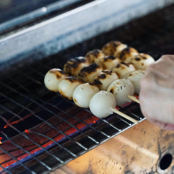 利久庵のお団子を焼いている写真