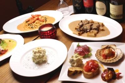 前菜、パスタ、メイン、サラダなどのコース料理の写真