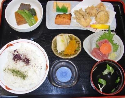 4つの小鉢に色々なおかずとご飯とお吸い物の定食の写真