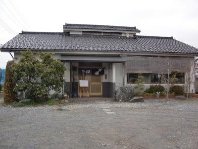 昔ながらの平屋で入口に暖簾のかかっている三味茶屋外観の写真