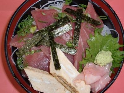 マグロとタマゴに海苔とねぎをちりばめた鉄火丼の写真