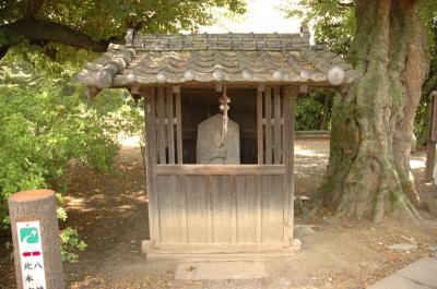 青面金剛が彫刻してある石碑が祀ってある猿田彦大神の写真