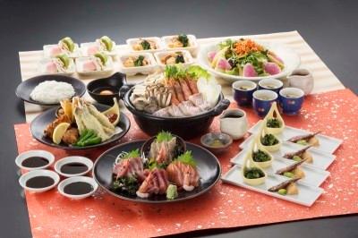 料理の盛られた4つの大皿と多数の小鉢が並んでいる写真