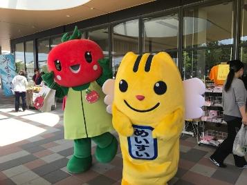 とまちゃんとめいすいくんが並んでお辞儀をしている写真