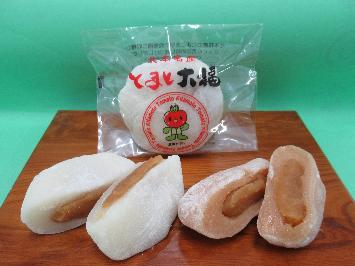 とまと餡がぎっしり詰まったやまもとのとまと大福の写真