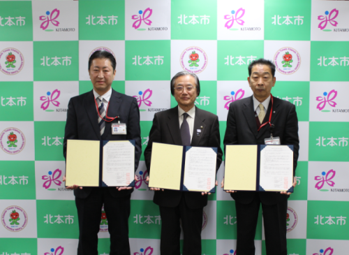 協定書を取り交わした鈴木北本郵便局長(左)、吉田北本駅西口郵便局長(右)と現王園市長(中央)