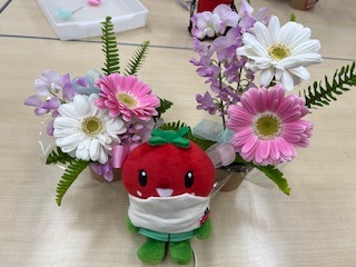2つのフラワーアレンジメントととまちゃんのぬいぐるみ