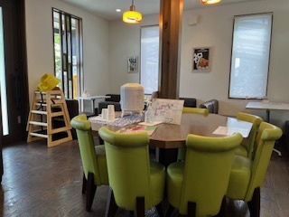 円卓席やテーブル席が設けられいる店内の写真