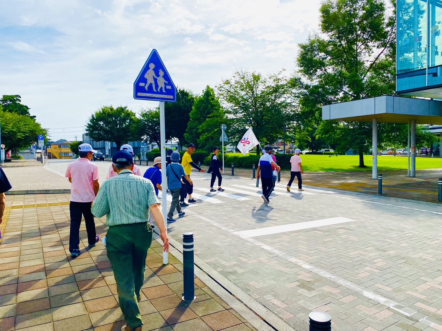市役所からウォーキングを開始する人々
