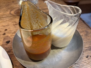 ガラスの器に入った茶色と白色のソース