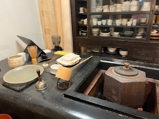 六角形の茶釜とひしゃく、茶筅の写真