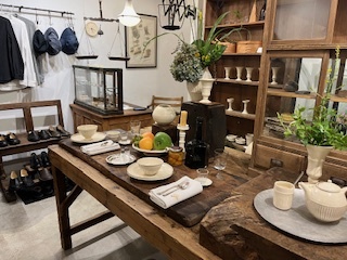 ティーセットが並べられた店内の写真