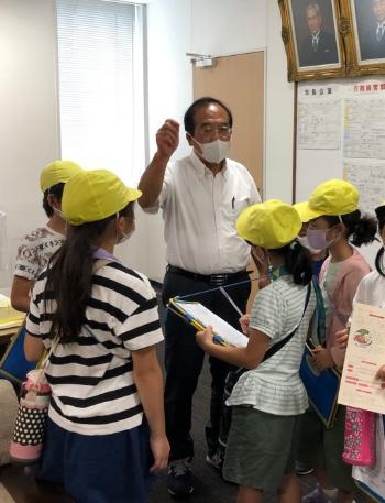 市長室で市長の説明を聞く3年生