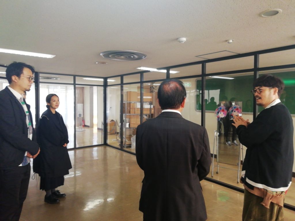 さいたま国際芸術祭のメイン会場見学の様子2