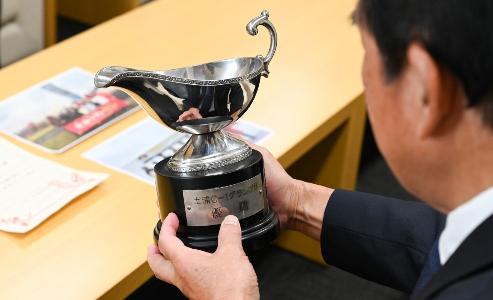 優勝トロフィー