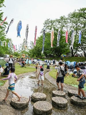 子供公園で遊ぶ子どもたち