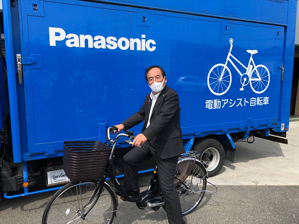 電動自転車に乗る市長