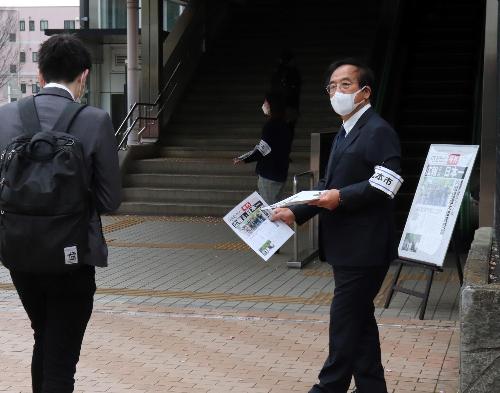 号外チラシ配布の様子