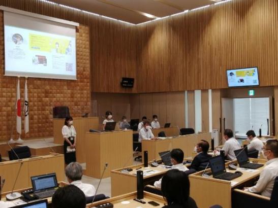 先進地視察研修に行った職員の発表の様子