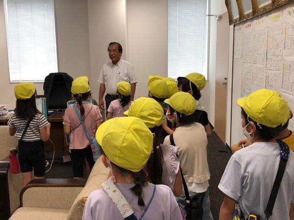 社会見学で市役所を訪問