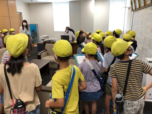 市長室を見学中