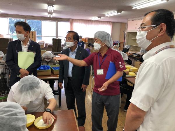 作業の様子を見学