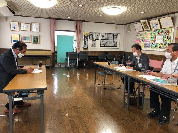 施設職員から説明を受ける様子