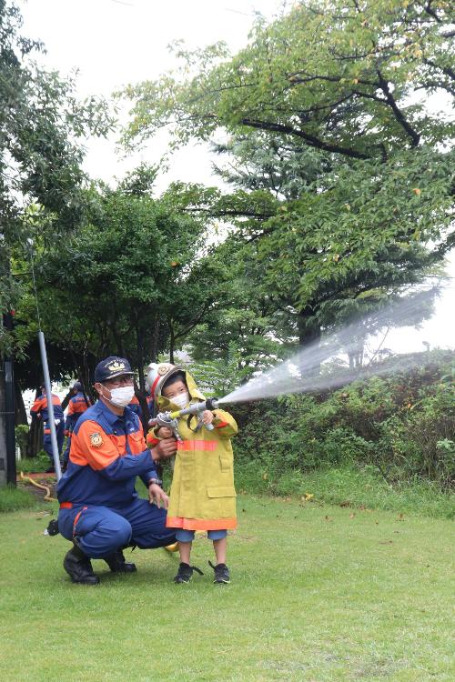 子ども放水体験の様子