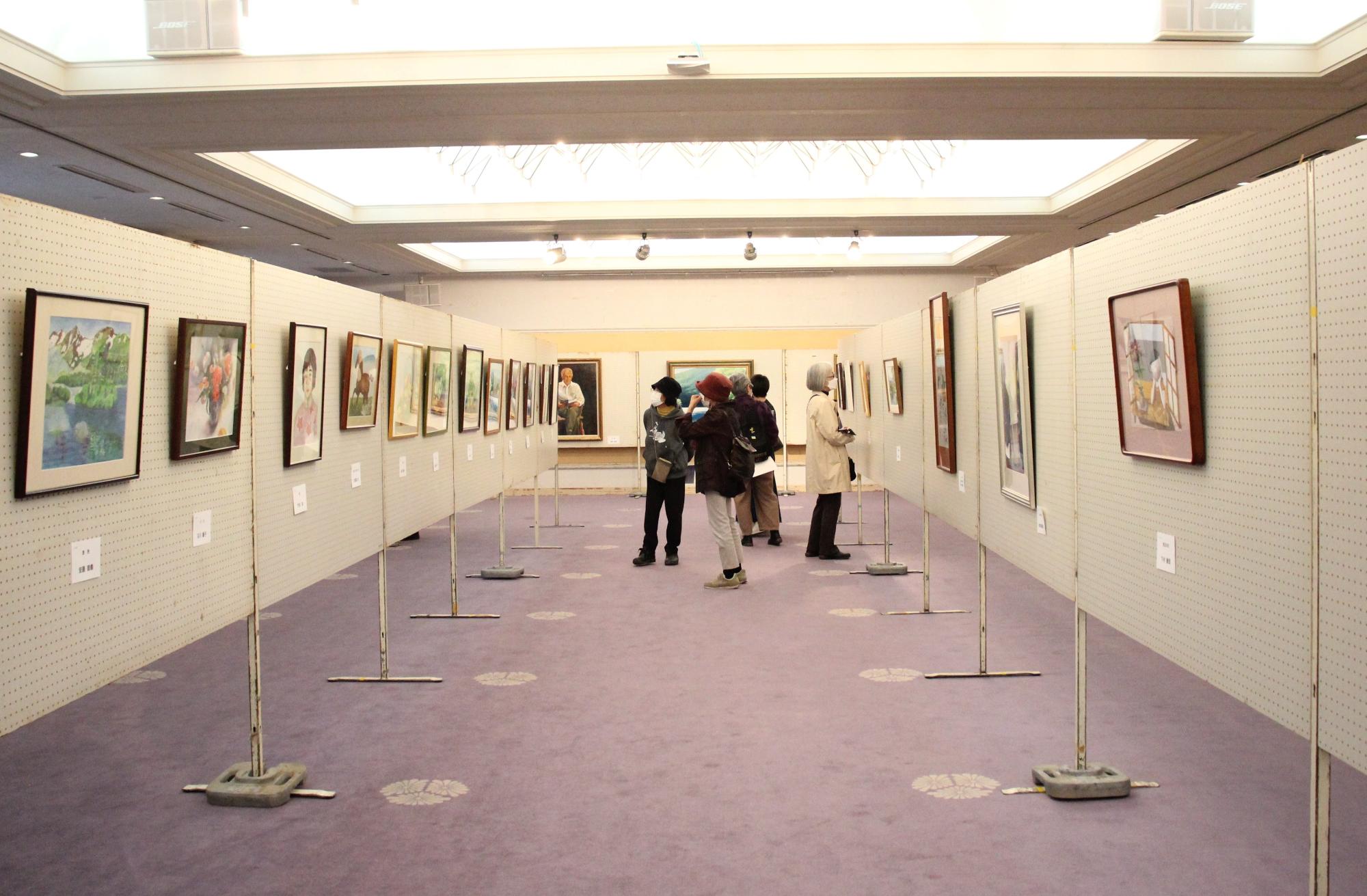 芸術展での絵画展示の様子