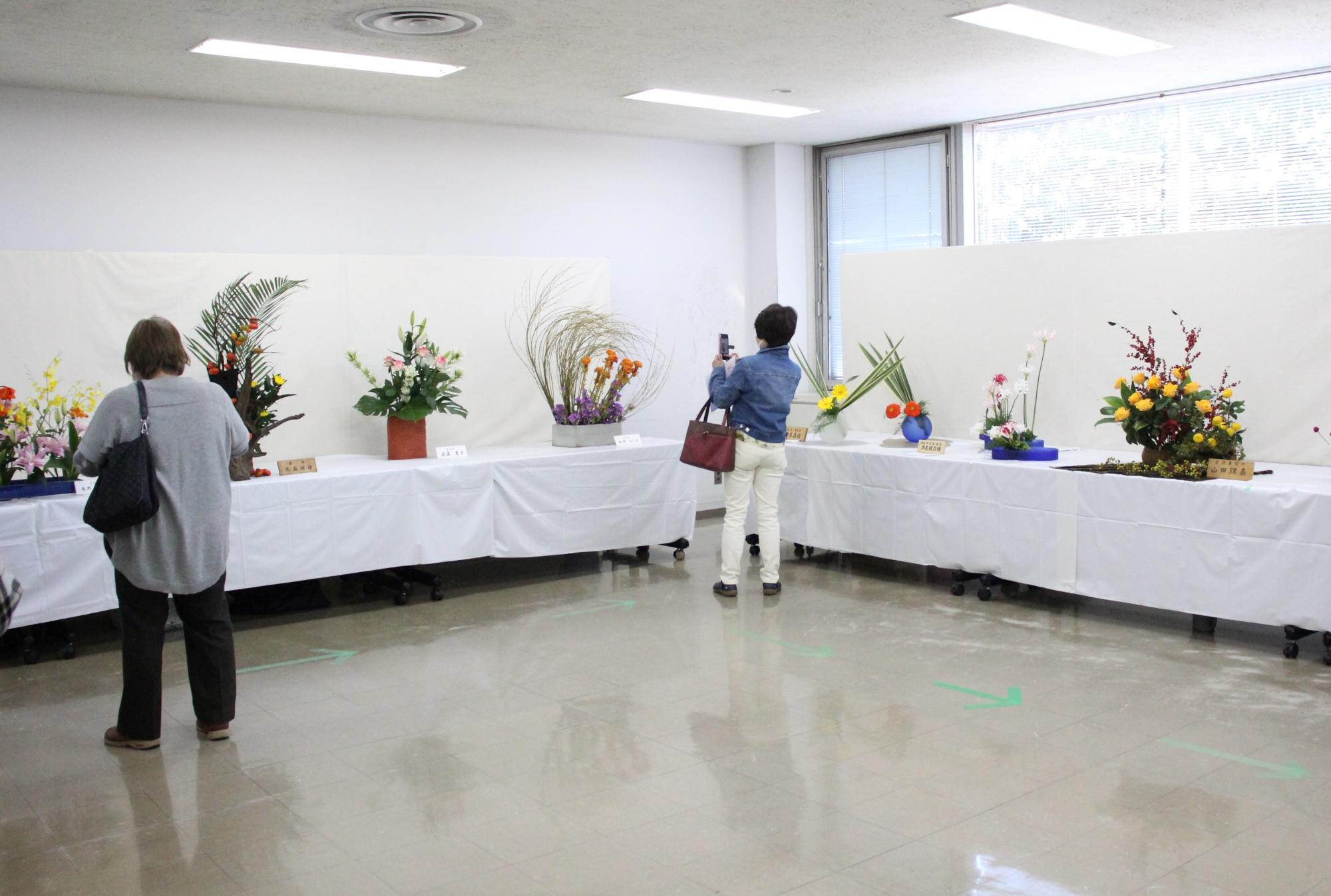 芸術展生け花展示の様子