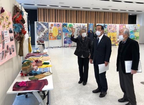 作品展見学の様子