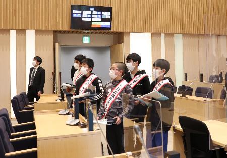議場視察の様子
