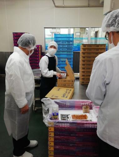 鳩屋北本工場での見学の様子