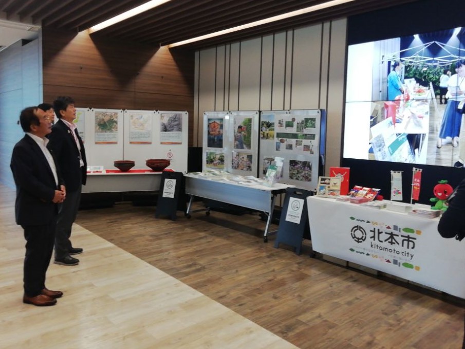 北本市のトマトカレーや土器が展示されている様子