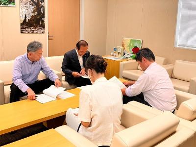市長と副市長に活動報告を行う子どもの権利擁護委員