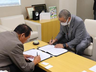 署名記入の様子