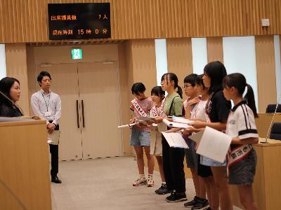 議場で説明を聞く子ども市長の様子