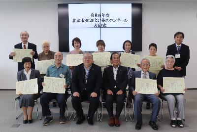 8020よい歯のコンクール受賞者の皆様との記念撮影の様子