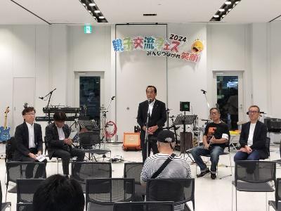 親子交流フェスでの市長挨拶の様子