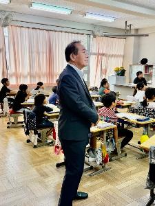 学校訪問で授業を見学する様子