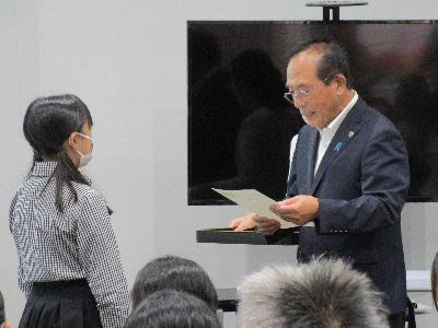 受賞者に市長から表彰状をお渡しする様子